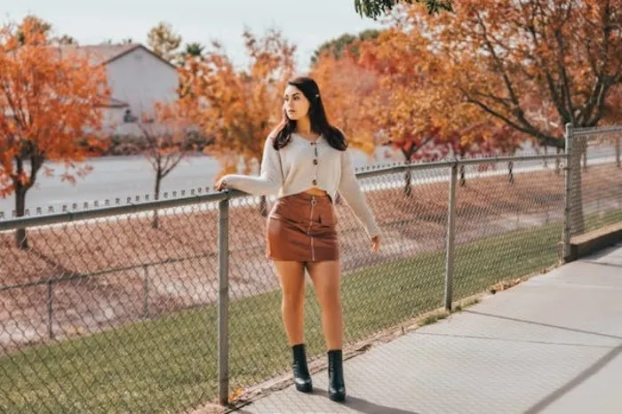 Different styles of brown jeans for women, including skinny, wide-leg, straight-leg, and distressed, offering fashionable and versatile options.